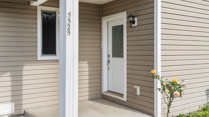 Property Photo: 5525 Glenwood Avenue WA 98203
