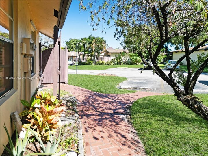 Property Photo: 114 Essex Rd 1-36 FL 33024