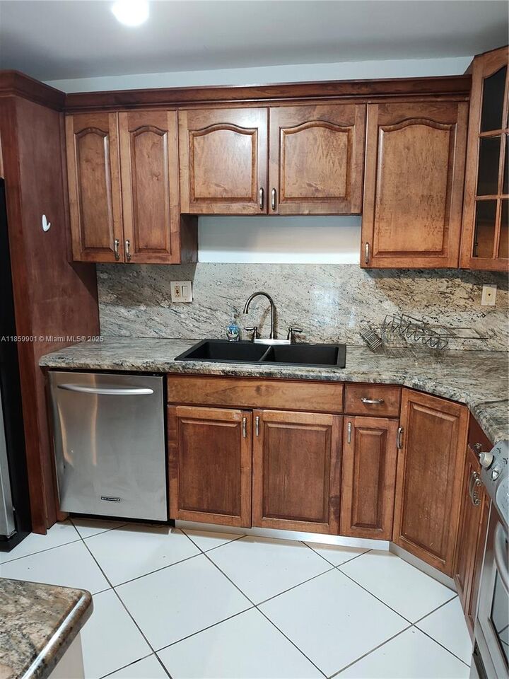 9735 NW 52nd St 411  Doral FL 33178 photo