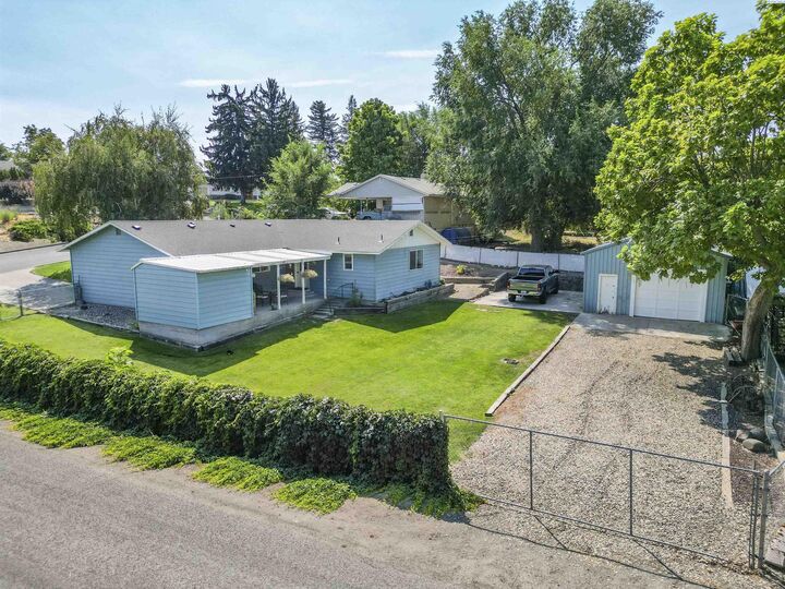 Property Photo:  1005 Taylor St  WA 98944 