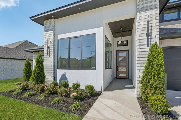 Property Photo:  2039 E 129th Place  OK 74037 