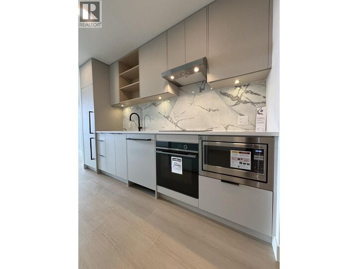 Property Photo:  422 E 3rd Street 309  BC V7L 0K1 