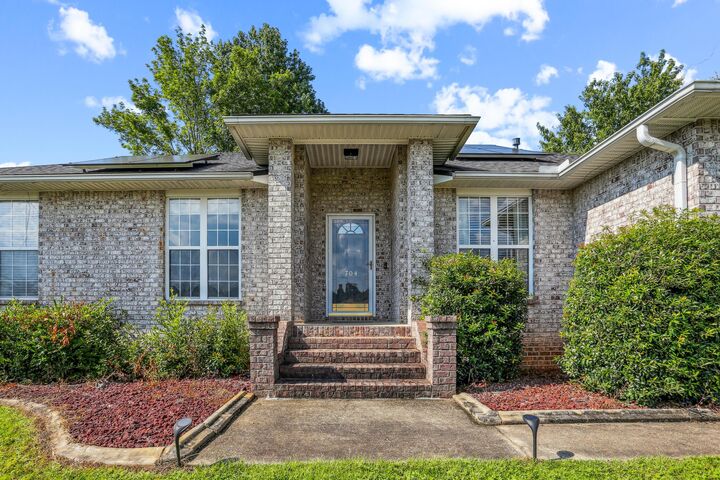 Property Photo: 704 Denise Drive FL 32536