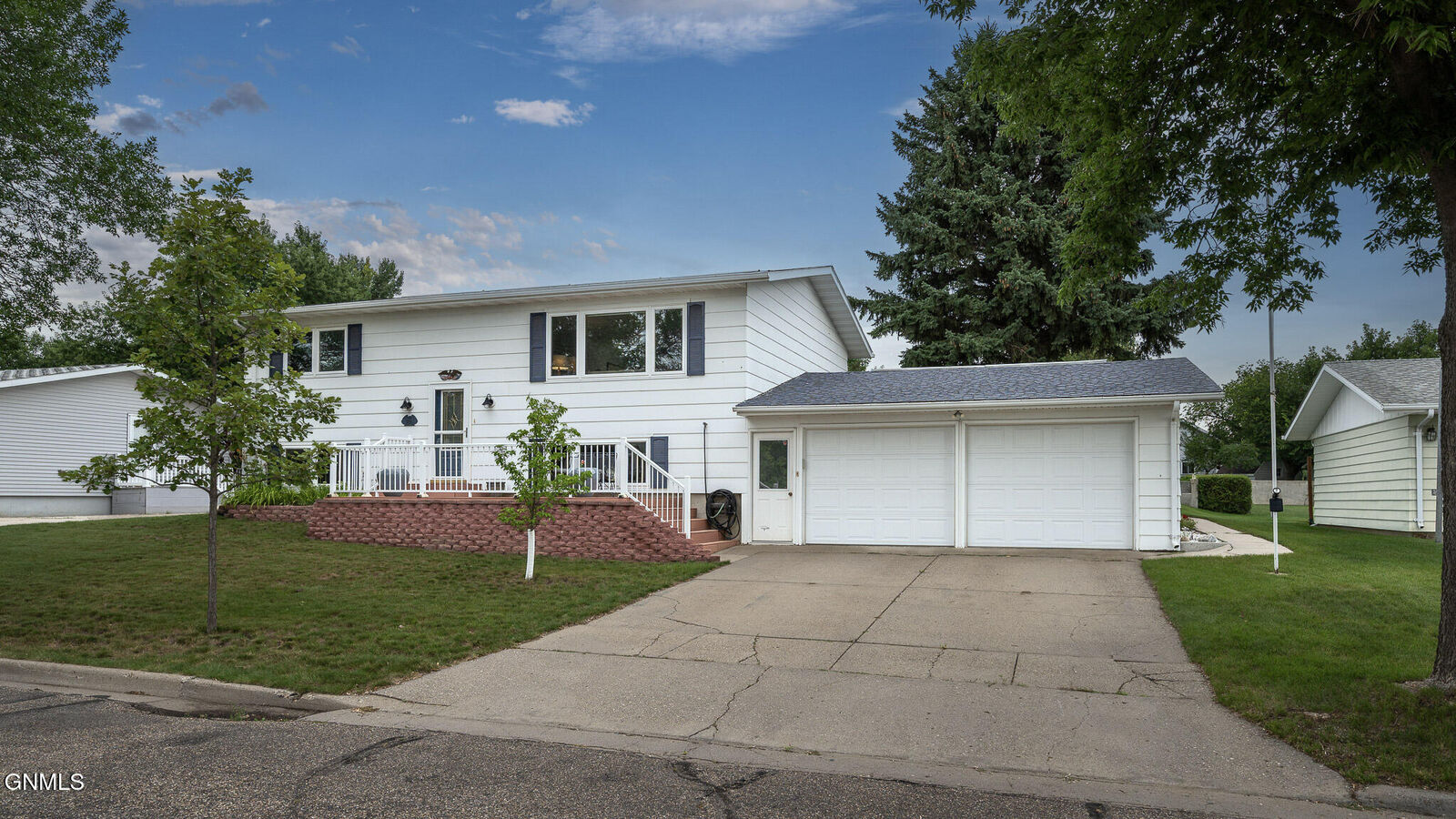 Property Photo:  206 10th Street NE  ND 58523 