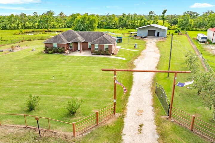 Property Photo:  130 Pin Oak Drive  TX 77515 