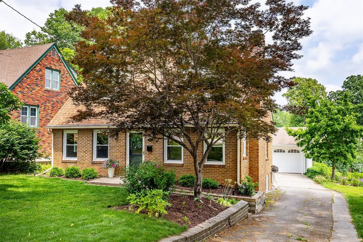 4131 College Avenue  Des Moines IA 50311 photo