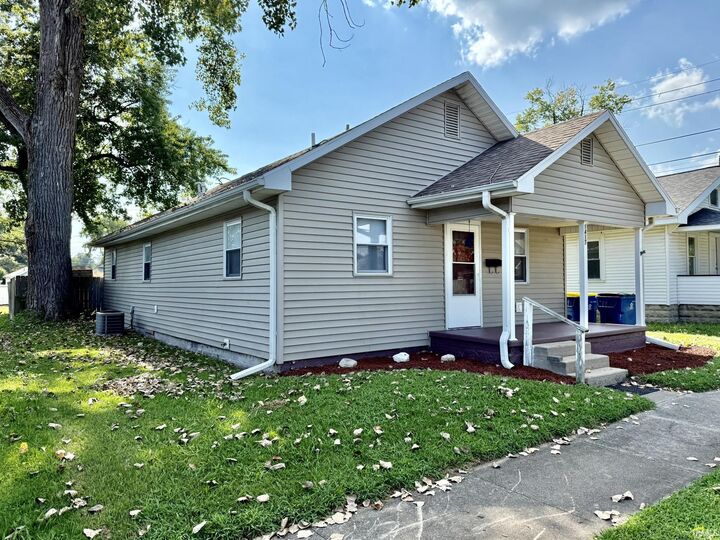 Property Photo:  1417 College Avenue  IN 47591 