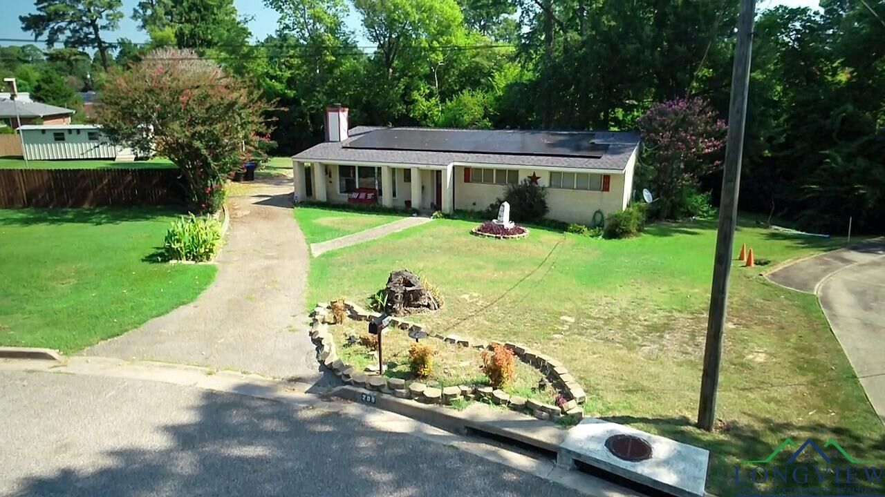 Property Photo: 209 Westchester St TX 75601