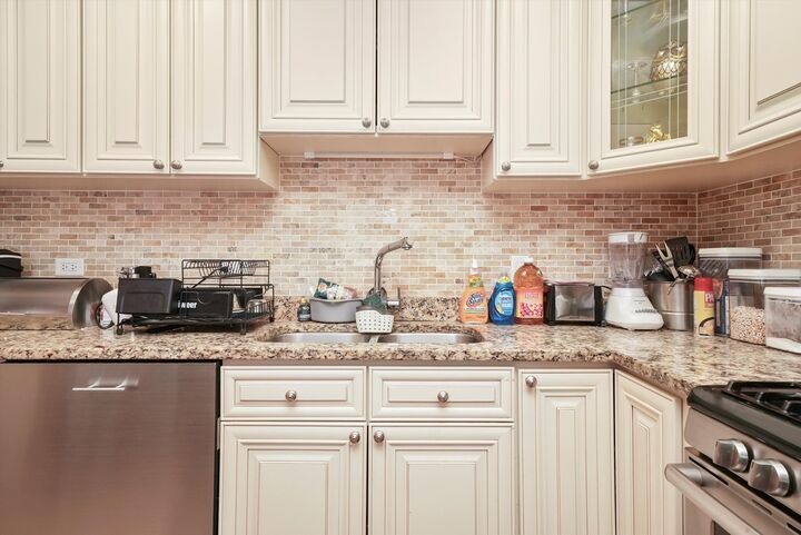 Property Photo: 1318 Balmoral Avenue IL 60154