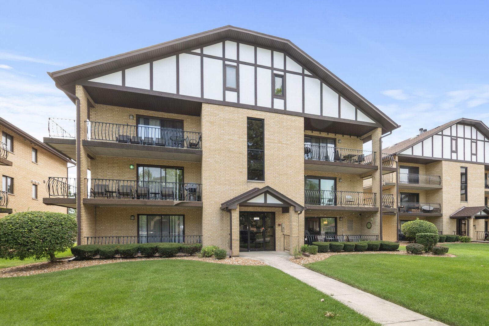 Property Photo: 17960 Royal Oak Court 1N IL 60477