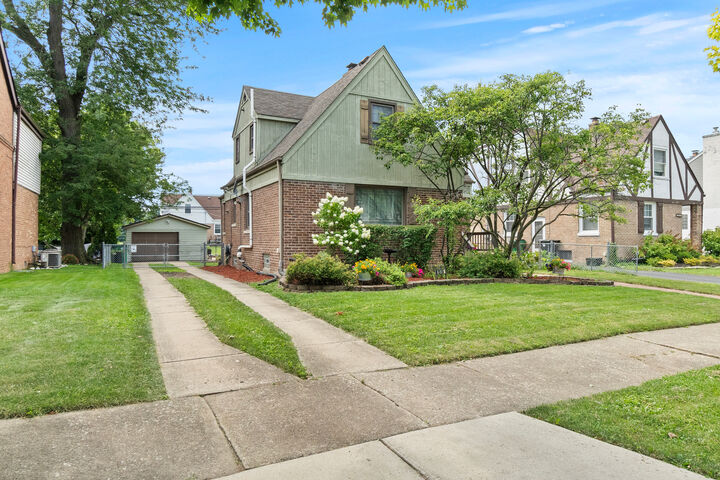 Property Photo: 1516 Heidorn Avenue IL 60154