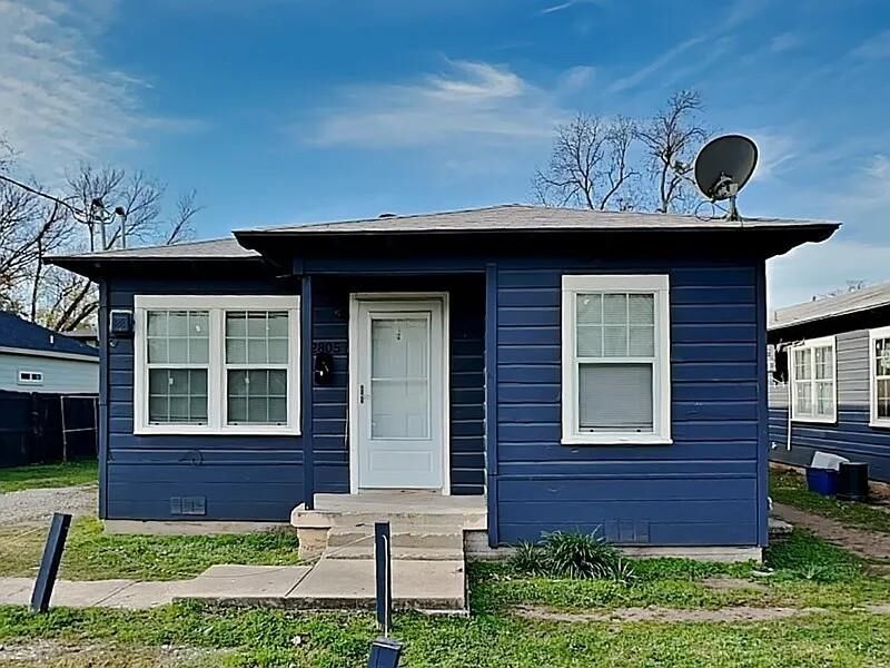 Property Photo: 2805 Carter Street TX 75210