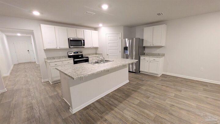 Property Photo: 10557 Queens Gate Cir FL 32506