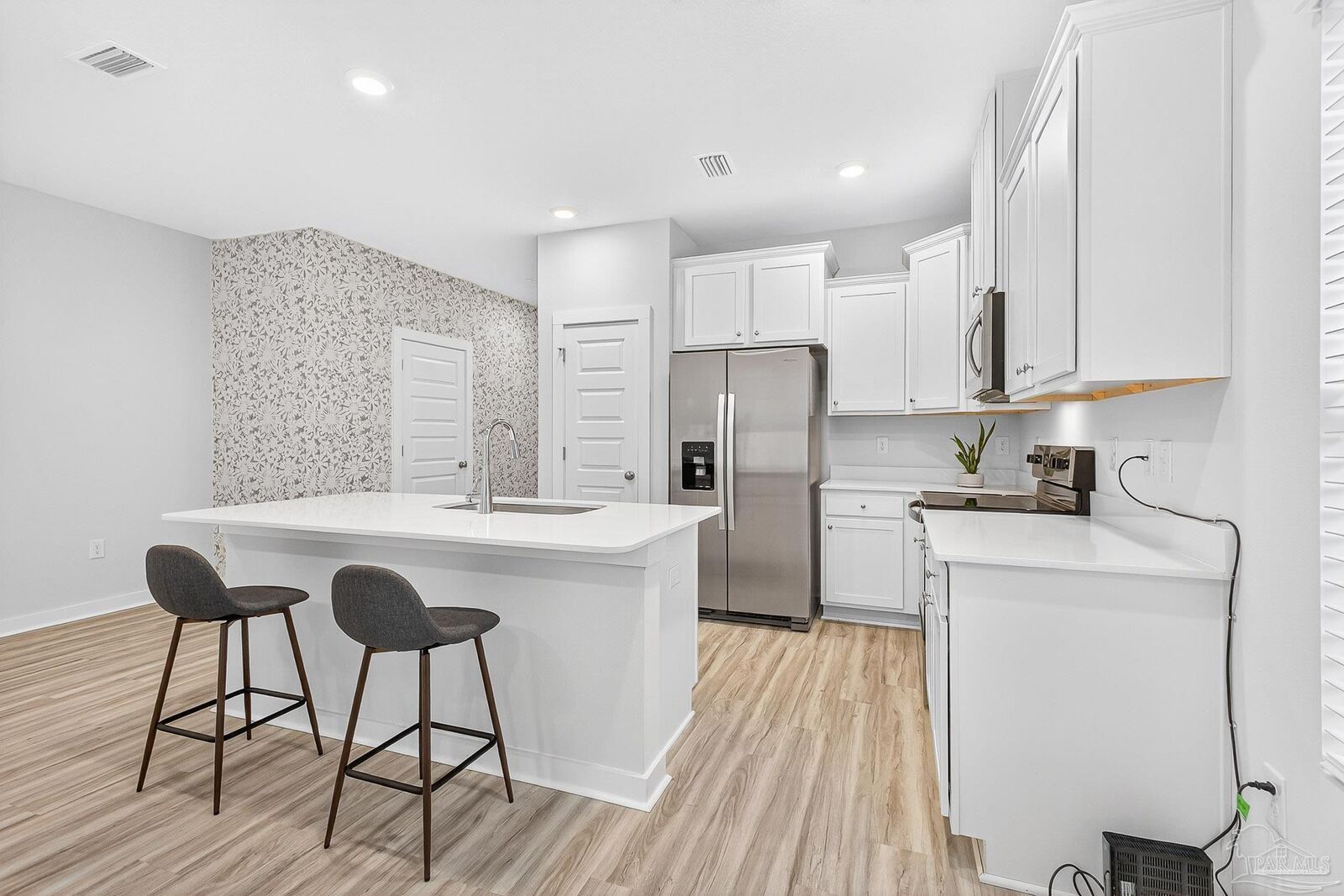 Property Photo: 8430 Bluejack Dr FL 32514