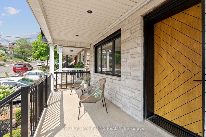 Photo de la propriété: 97 Ennerdale Road W ON M6E 4C7