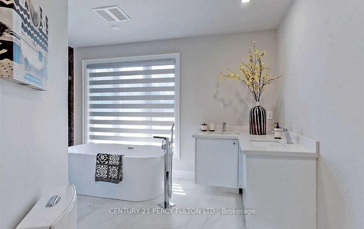 Photo de la propriété: 64 Royal Orchard Boulevard Main ON L3T 3C5