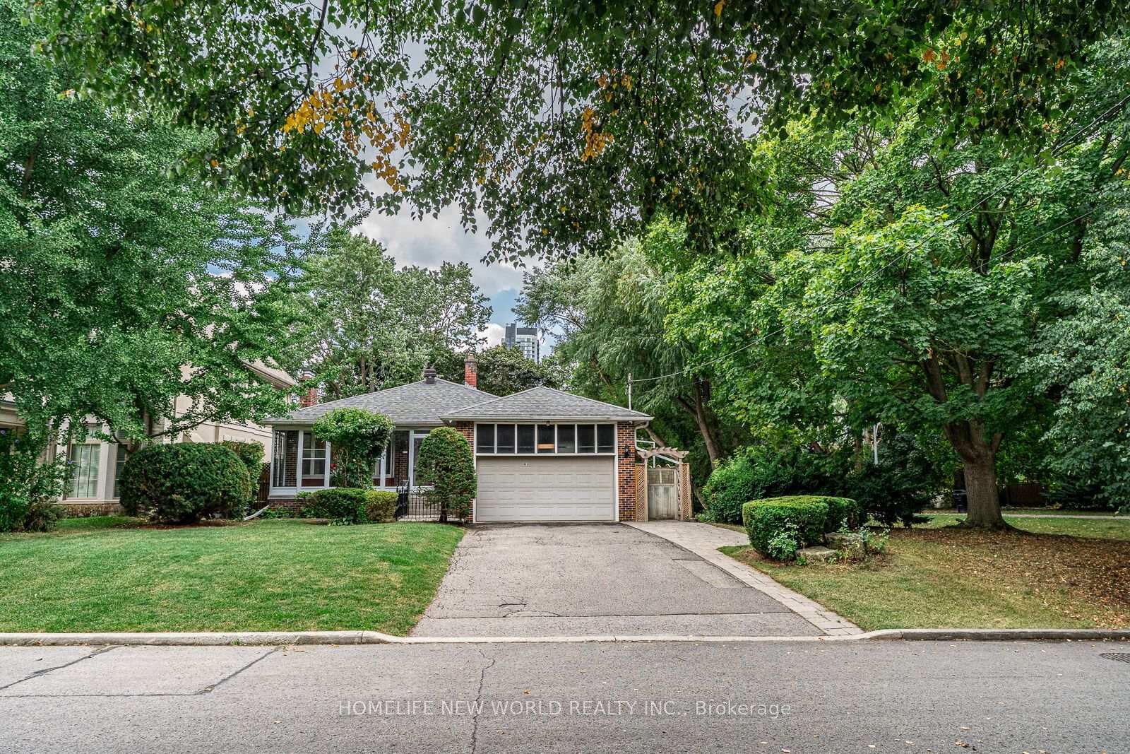 Photo de la propriété: 81 Hillcrest Avenue ON M2N 3N6