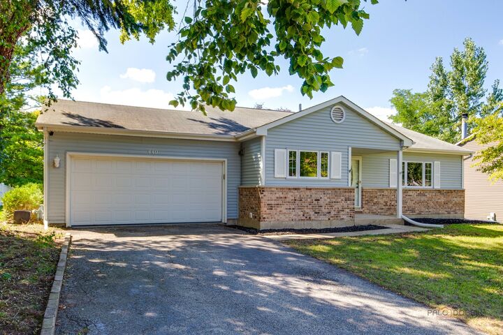 Property Photo: 440 W Parkview Terrace IL 60102