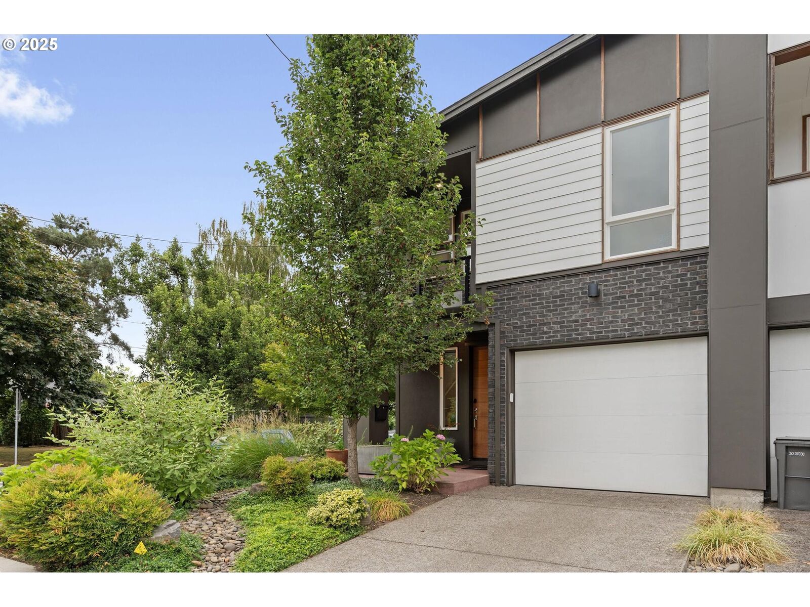 Property Photo: 6888 NE 13th Ave OR 97211