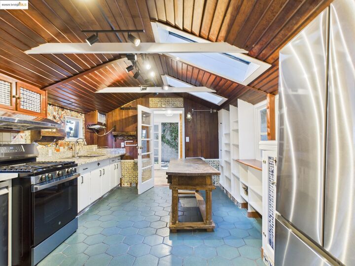 Property Photo:  1545 Mariposa St  CA 94804 