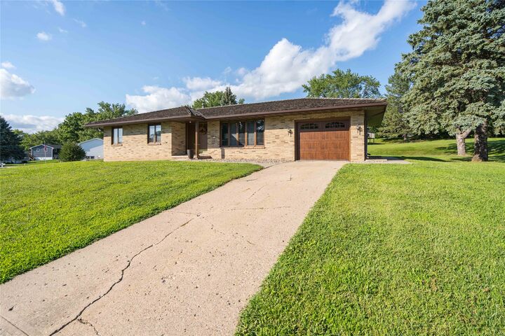 Property Photo:  1115 Pleasant Street  IA 50047 