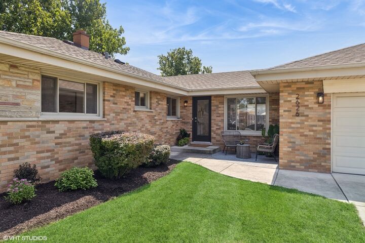 Property Photo:  2626 Sunnyside Avenue  IL 60154 