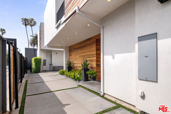 Property Photo:  516 Vernon Avenue  CA 90291