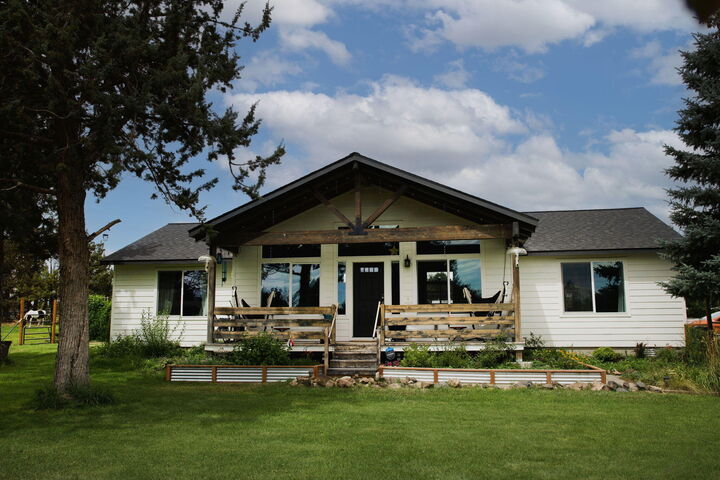 Property Photo: 64925 Valeview Drive OR 97703