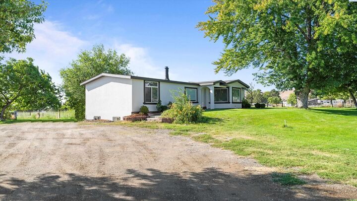 Property Photo: 2105 E Mason Pr NE WA 99320