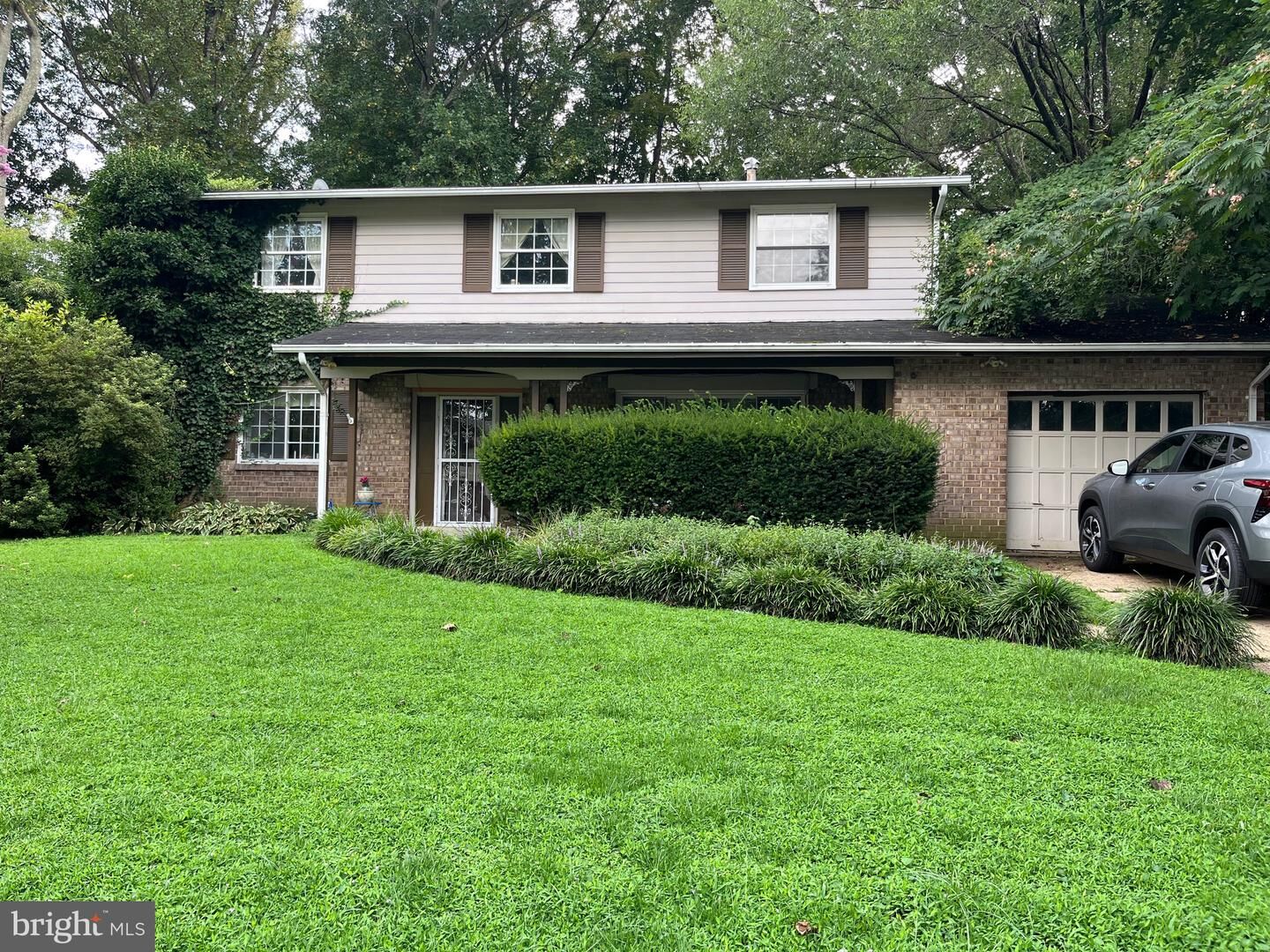 Property Photo: 8527 Parliament Drive VA 22151