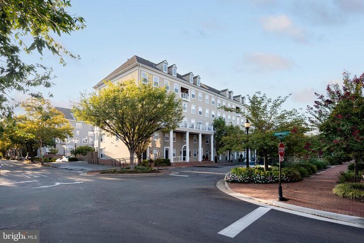 Property Photo: 305 S Payne Street 501 VA 22314