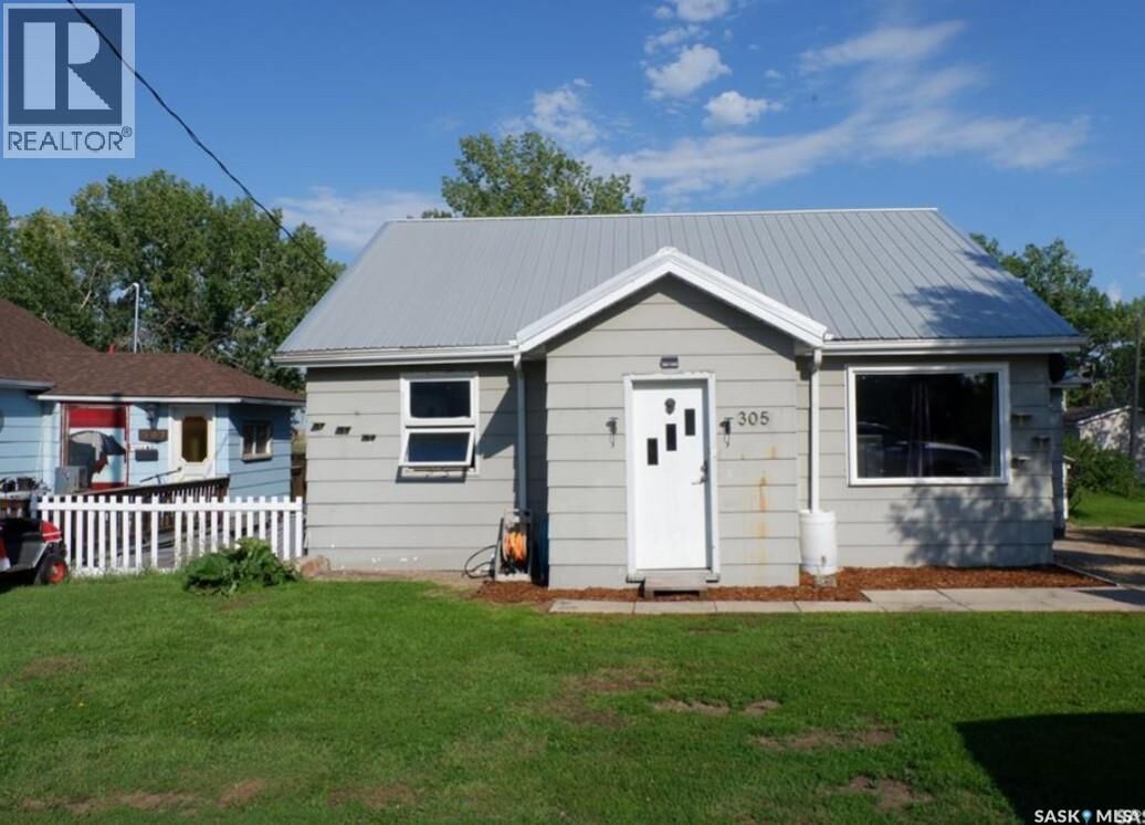 Property Photo:  305 1st Street E  SK S0H 3G0 