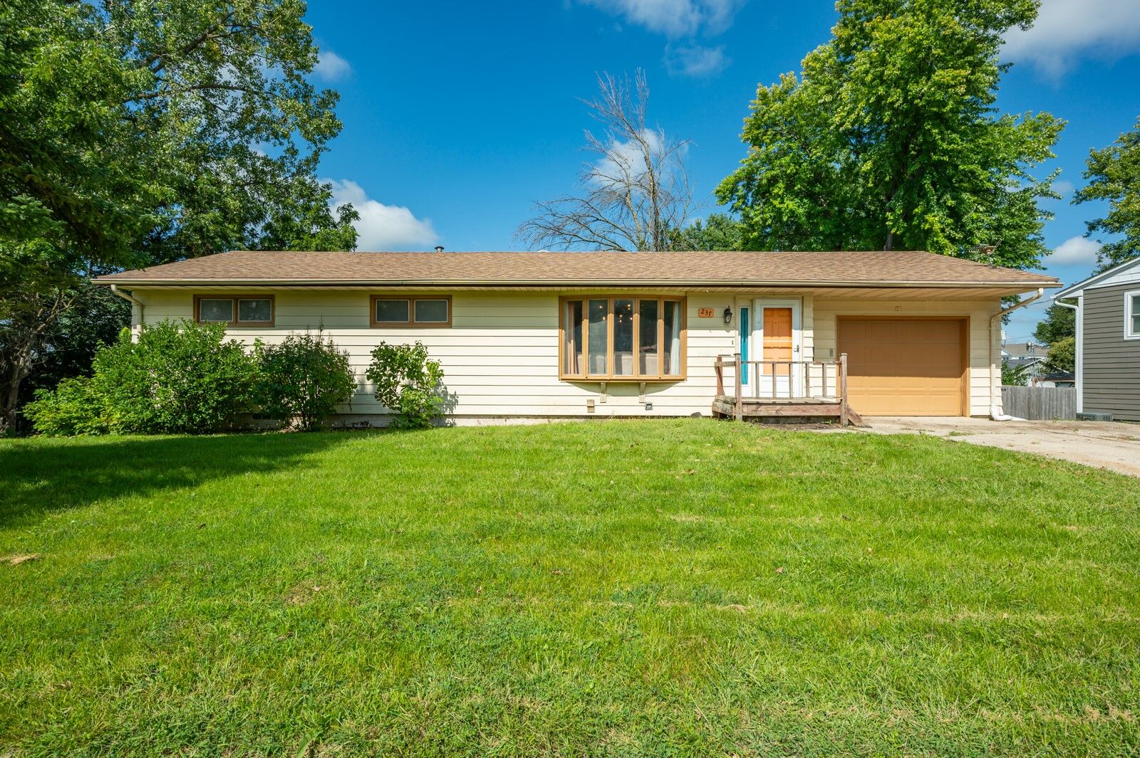 Property Photo:  237 Todd Circle  IA 50014 