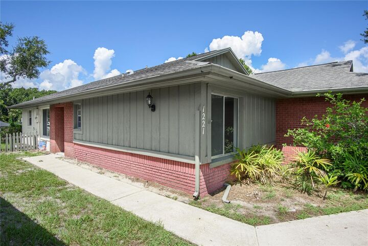 Property Photo: 1221 La Mesa Avenue FL 32708