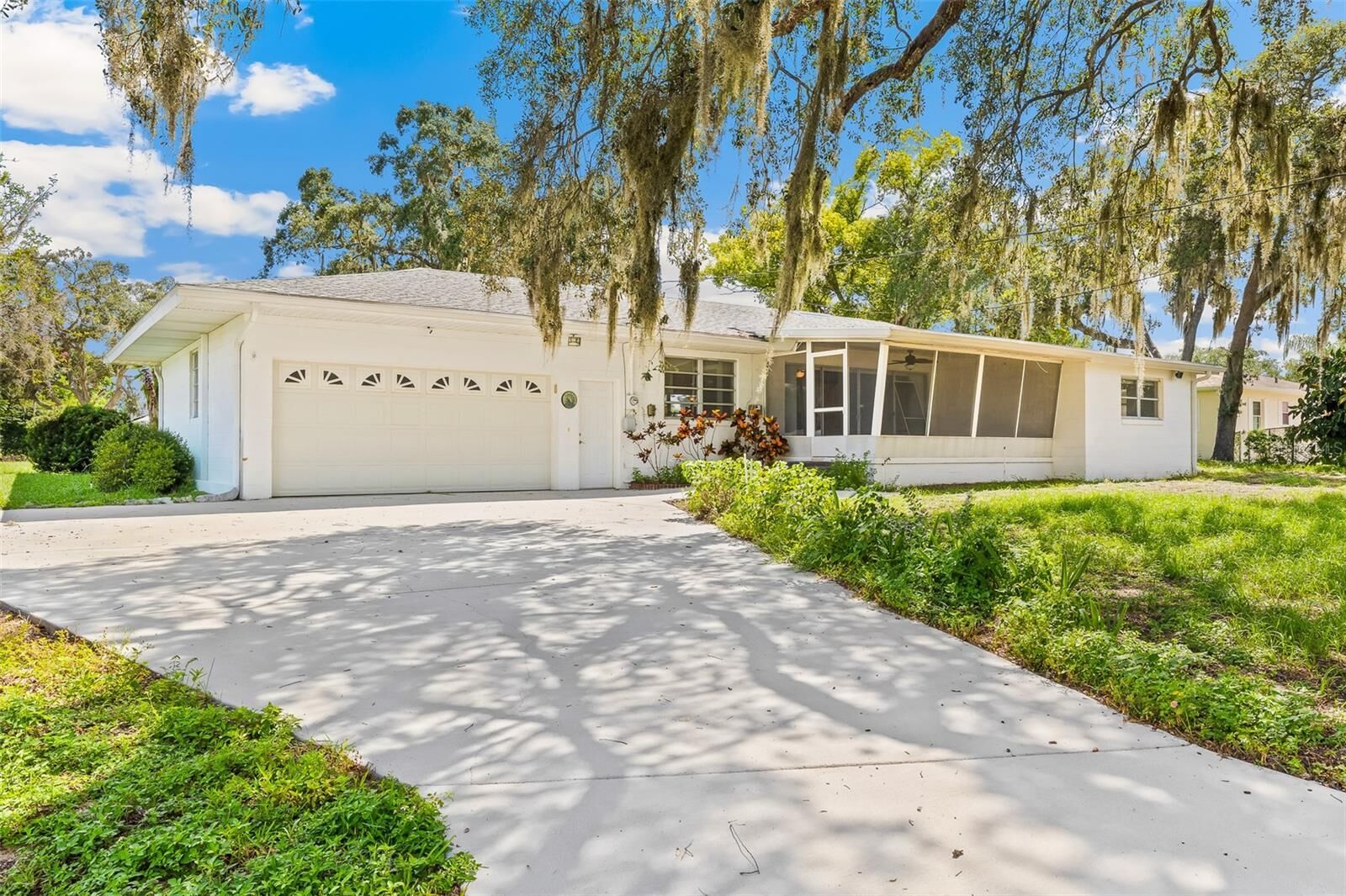 Property Photo:  14 E Bay Street  FL 33837 