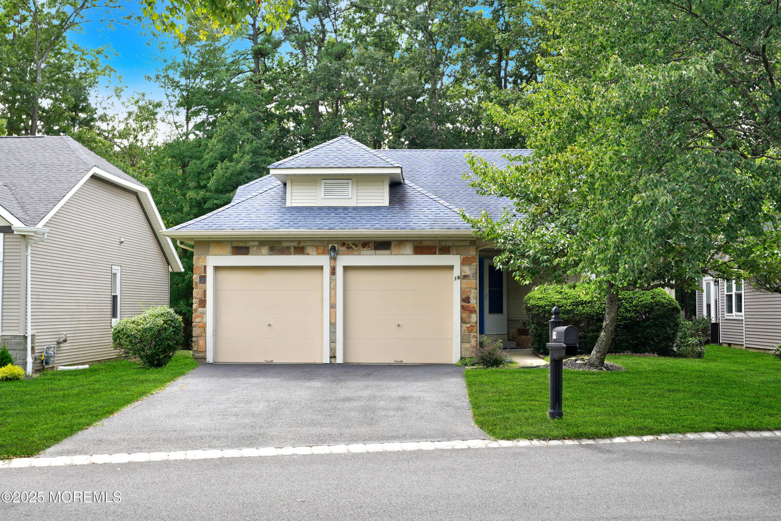 Property Photo:  16 Tudor Court  NJ 08527 
