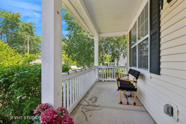 Property Photo: 883 W Courtland Street IL 60060