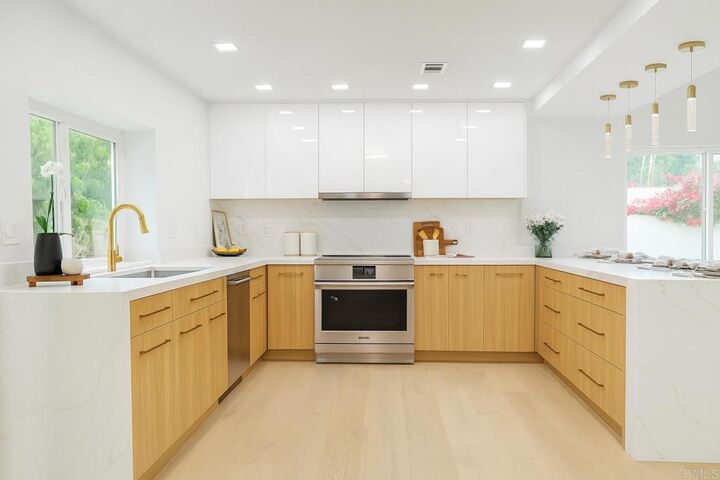Property Photo:  407 Via Ultimo  CA 92024 
