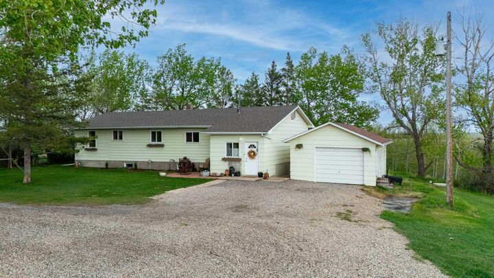 Property Photo:  263077 Twp Rd 304  AB T0M 0A0 