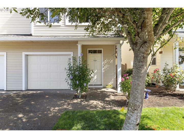Property Photo:  1541 NE 10th Pl  OR 97013 