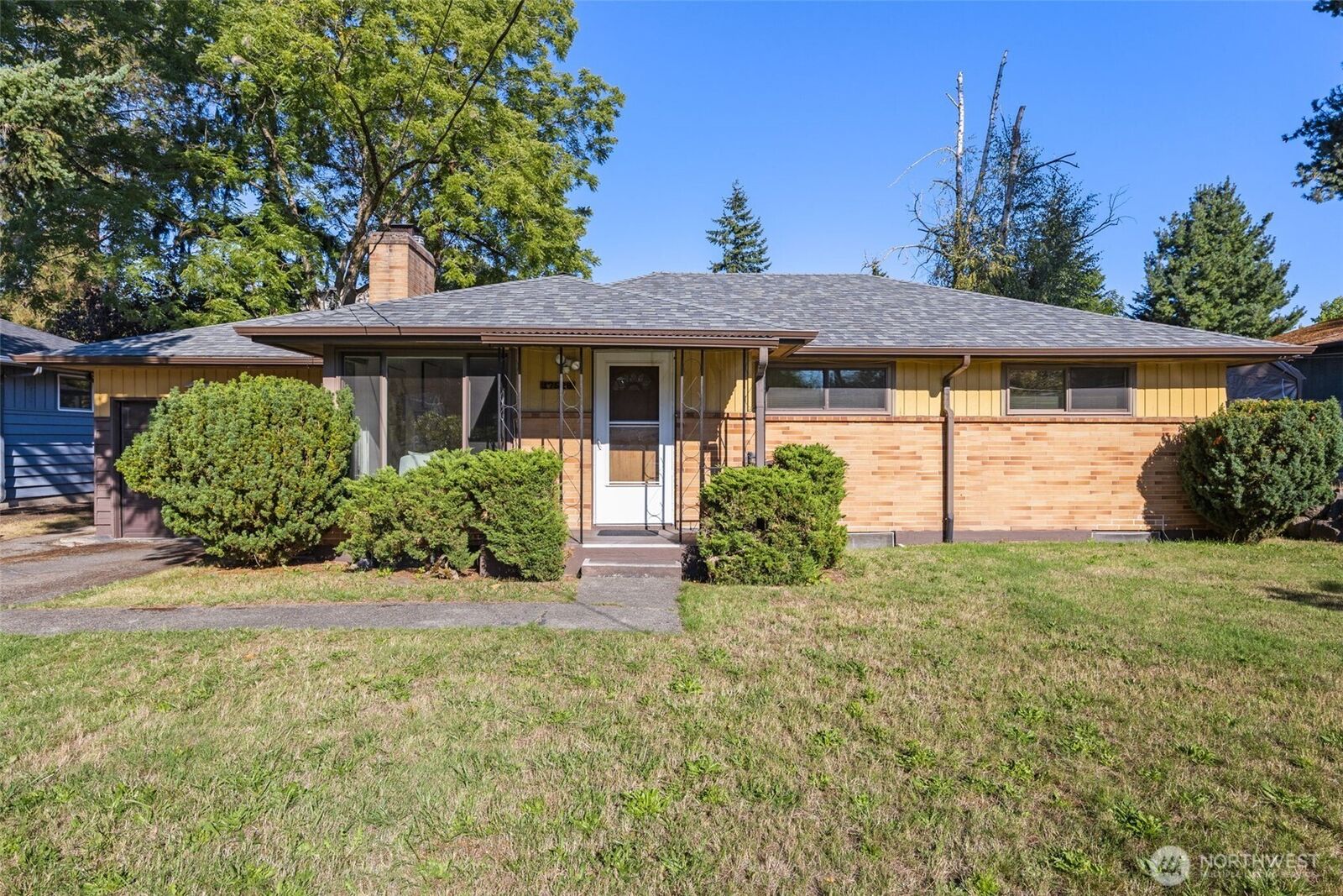 Property Photo: 17528 11th Avenue NE WA 98155