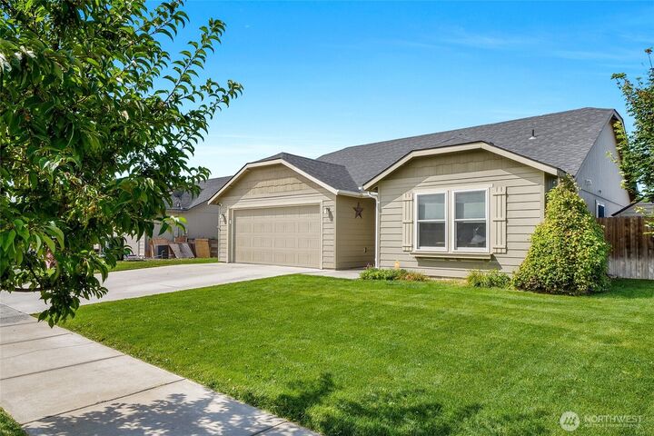 Property Photo:  814 S Blessing Street  WA 98837 