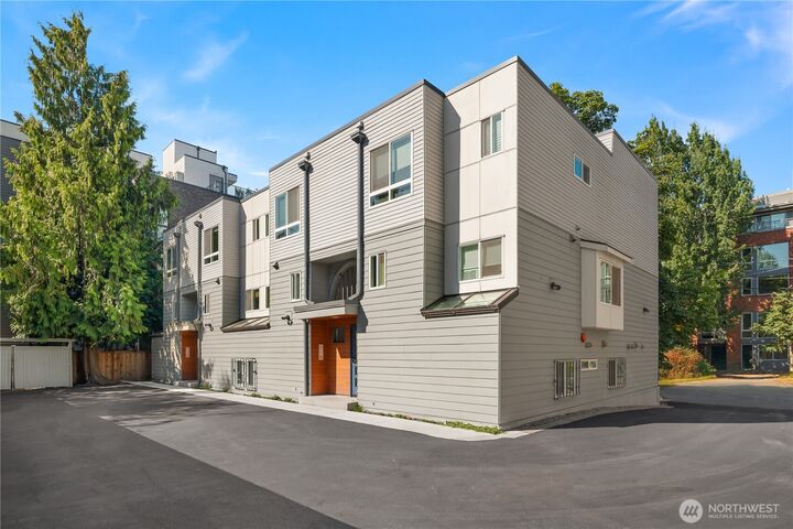 Property Photo: 512 10th Avenue E 3 WA 98102