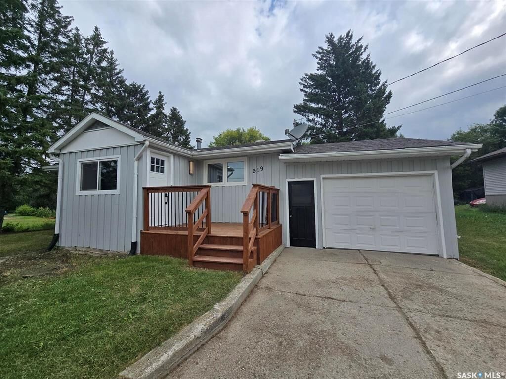 Property Photo:  919 Southesk Street  SK S0G 5C0 