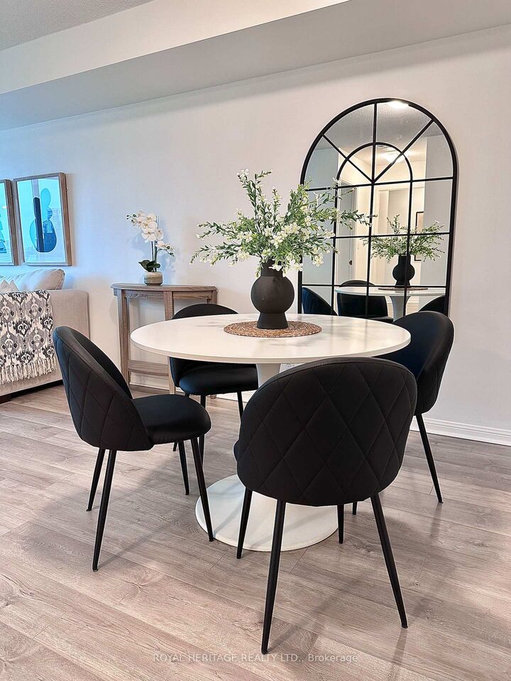 Photo de la propriété: 18 Lee Centre Drive 2110 ON M1H 3H5