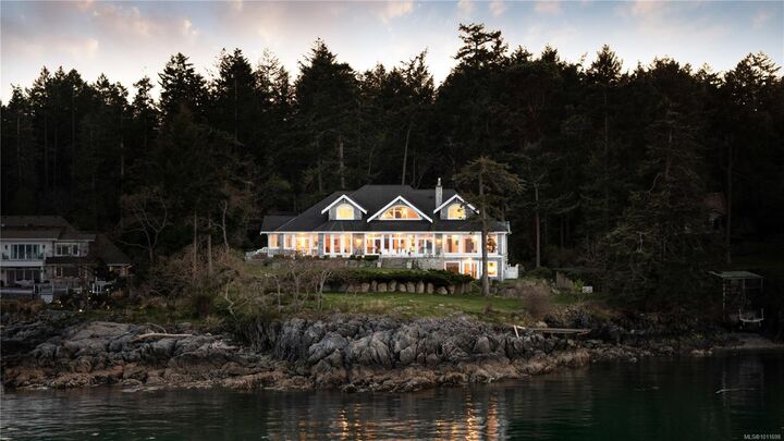 Photo de la propriété: 2600 Queenswood Dr BC V8N 1X5
