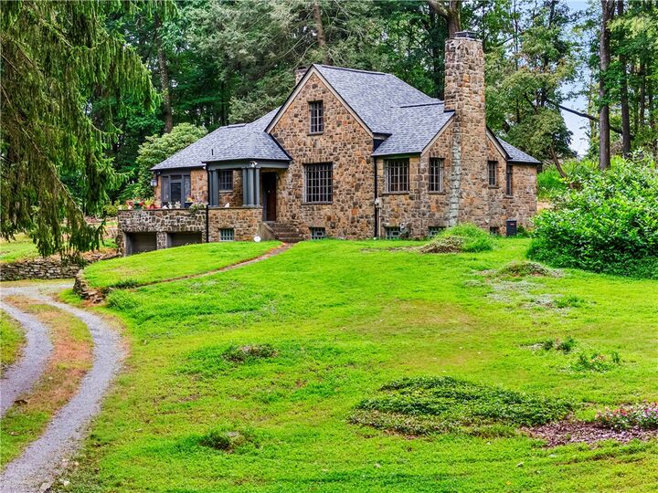 Property Photo: 2501 Oakwood Rd PA 15116