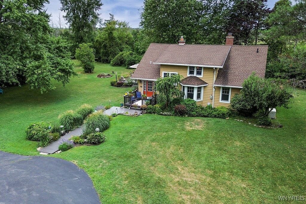 Property Photo:  767 Sturgeon Point Road  NY 14047 
