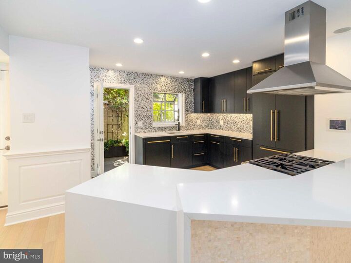 Property Photo: 104 Lombard Street PA 19147