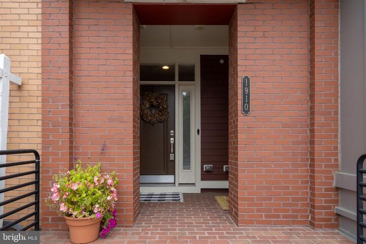 Property Photo: 1910 Potomac Avenue 102 VA 22301